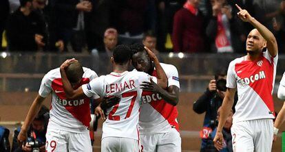 Jogadores do Monaco comemoram o gol de Fabinho.