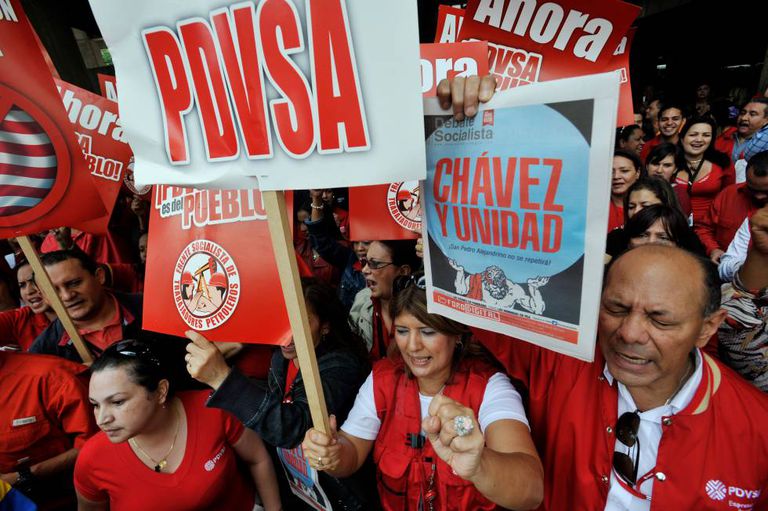 Partidários do ex-presidente venezuelano Hugo Chávez e trabalhadores de PDVSA em maio de 2011.