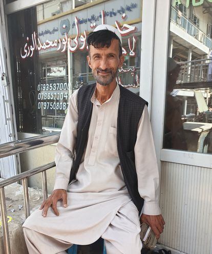 Wahidullah, quinta-feira, no canto do Mercado do Príncipe, em Cabul, onde mantem sua banca de câmbio.