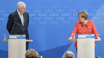A chanceler alemã Angela Merkel e o governador da Baviera e líder da União Social-Cristã (CSU), Horst Seehofer.