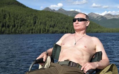 O presidente russo, Vladímir Putin, toma o sol na Sibéria em agosto de 2017.