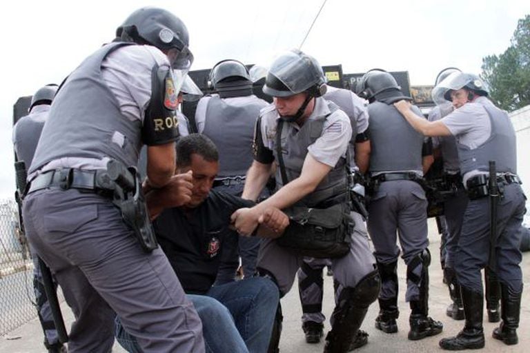 Grevista é carregado por policiais em Hortolândia, no interior de São Paulo.