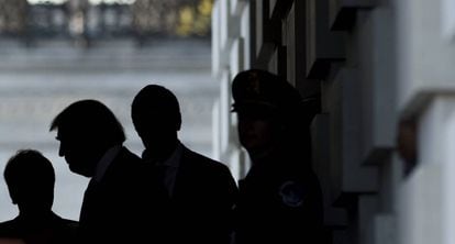 Trump sai do edifício do Capitólio, em 10 de novembro