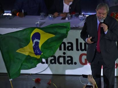 Lula em ato anti-impeachment em São Paulo, na sexta-feira.