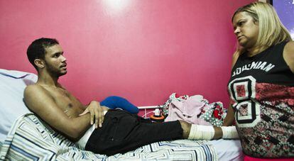 Vitor Santiago Borges, ferido pela polícia, com sua mãe no complexo da Maré.