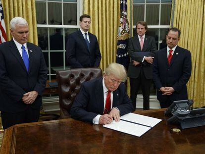 Trump, nesta sexta-feira, assinando seu primeiro decreto no Salão Oval.