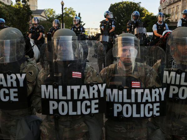 Elementos de la Guardia Nacional resguardan las afueras de la Casa Blanca este lunes. Trump dijo que desplegaría "miles y miles" de soldados "fuertemente armados" para frenar los disturbios desatados por la muerte en Minneapolis del afroamericano George Floyd en manos de la policía.