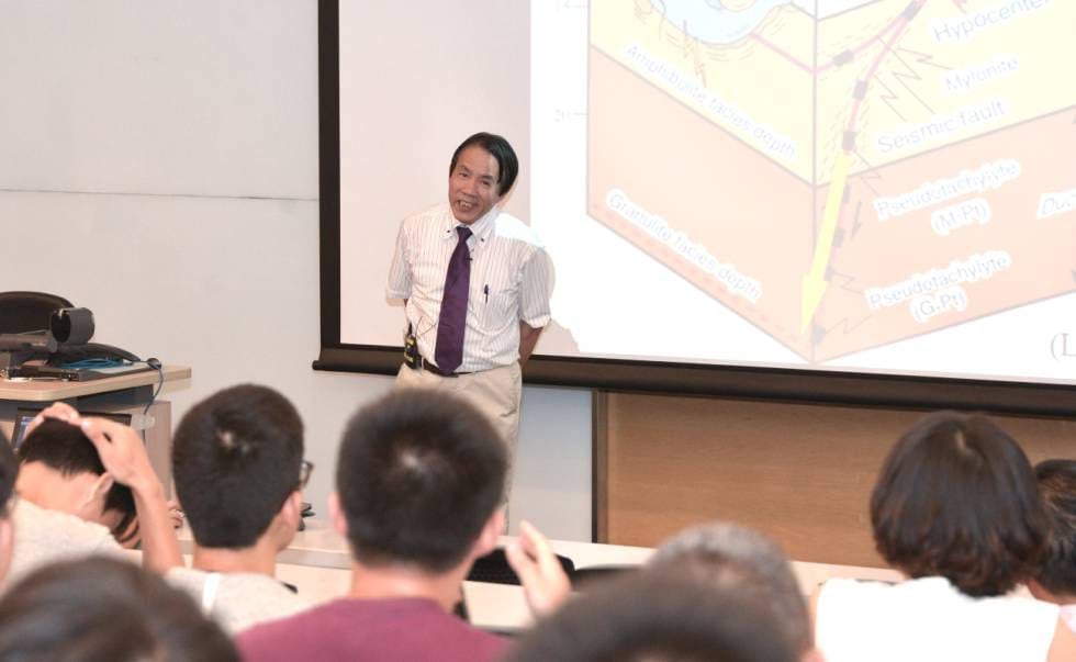 O cientista Aiming Lin durante uma palestra na Universidade de Hong Kong, em 2017