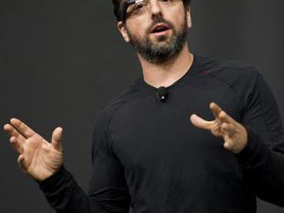 Sergey Brin, cofundador do Google, usando os óculos.