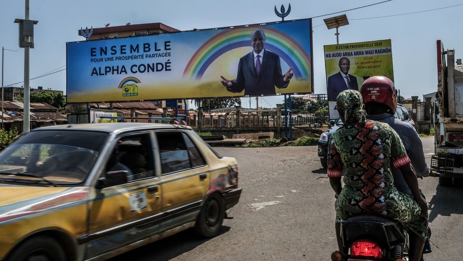 Propaganda eleitoral da campanha de reeleição do presidente da República da Guiné, Alpha Condé, na capital do país, Conacri, em outubro de 2020.