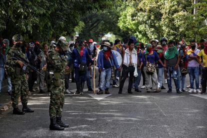 Soldados colombianos diante de uma manifestação de grupos indígenas, em Cali.