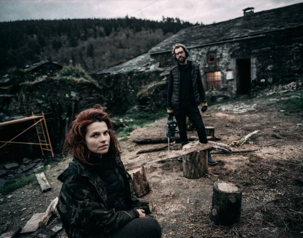 – Alona e Alberto no pátio de sua casa, em um local remoto da Galícia.