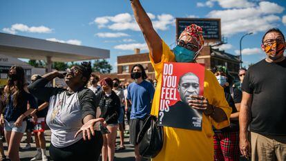 Manifestantes em Minneapolis protestam contra a reabertura forçada da cidade, em uma área conhecida como George Floyd Square, em homenagem ao homem afro-americano asfixiado por um policial em 20 de maio.