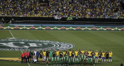 Jogadores de Brasil e Colômbia, antes da partida.