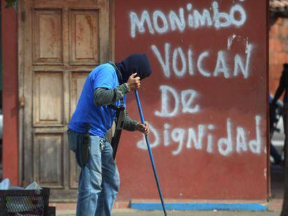 Paramilitar vigia estabelecimento comercial em Monimbó