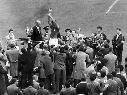 Bellini levanta a Copa do Mundo em 1958, na Su&eacute;cia.
