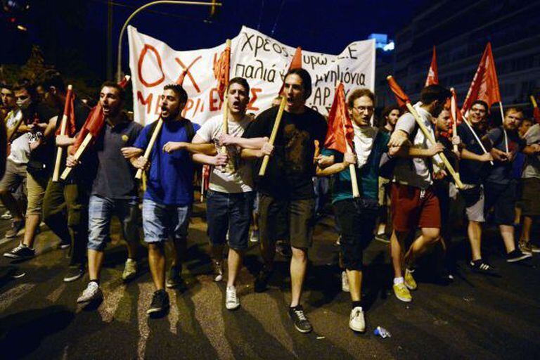Jovens protestam contra a austeridade em Atenas.