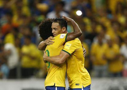 Ricardo e Willian do Brasil celebram a vitória.