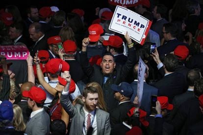 Simpatizantes de Trump no hotel Hilton de Nova York no qual comemoraram sua vitória na terça-feira