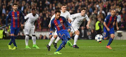 Neymar marca de pênalti.