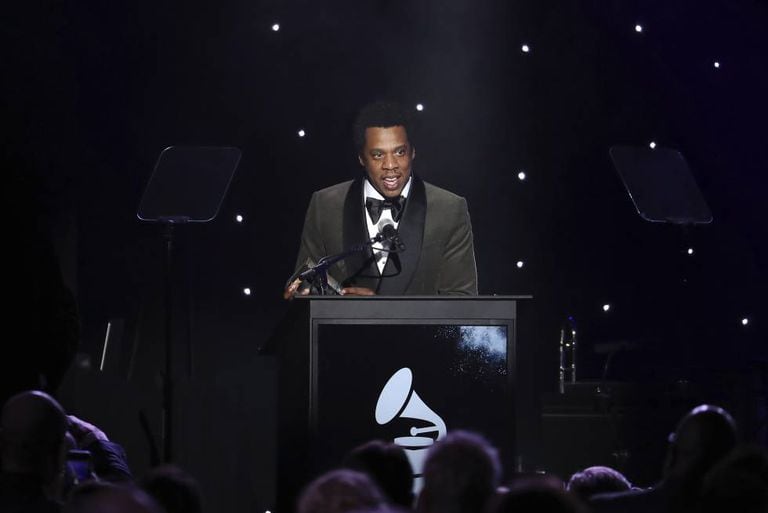 Jay-Z fala durante a cerimônia prévia ao Grammy que homenageou ícones da indústria fonográfica, neste sábado.
