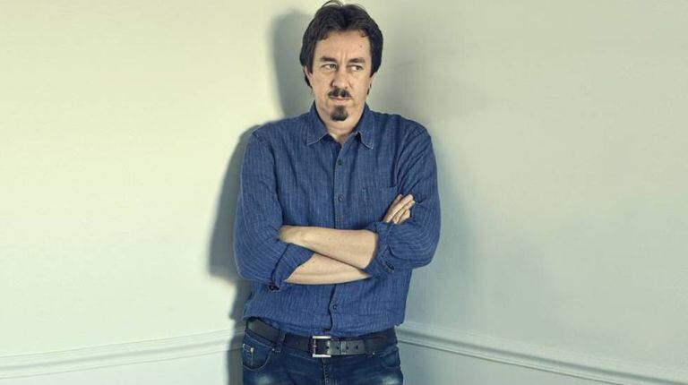 Com a máscara posta, Pedro Mairal posa para o EL PAÍS em um corredor do hotel 7 Islas de Madri. “Nunca me vi assim, mas hoje venho vestido de escritor”, reconhece.