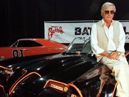 Adam West, em 1999, junto ao carro original utilizado na série Batman.