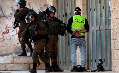 Tropas israelenses detêm um jornalista palestino, em janeiro de 2019, perto de Belém.
