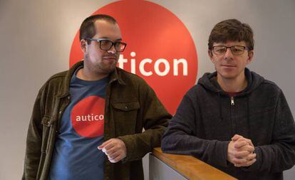 Andrew Ring e Evan Rochte, autistas e empregados da Auticon, na sede da empresa em Santa Monica, Califórnia.