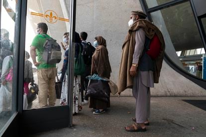 Refugiados afegãos, nesta segunda-feira, no terminal do aeroporto Dulles, em Washington.