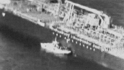 O suposto barco iraniano perto de um dos navios atacados. Em vídeo, a gravação divulgada pelos Estados Unidos e as declarações de Mike Pompeo (em inglês, com legendas em espanhol).