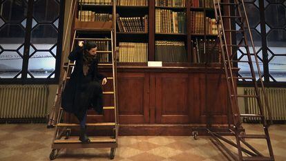 A pesquisadora Isabella Callia, na biblioteca do Archiginnasio, em Bolonha.