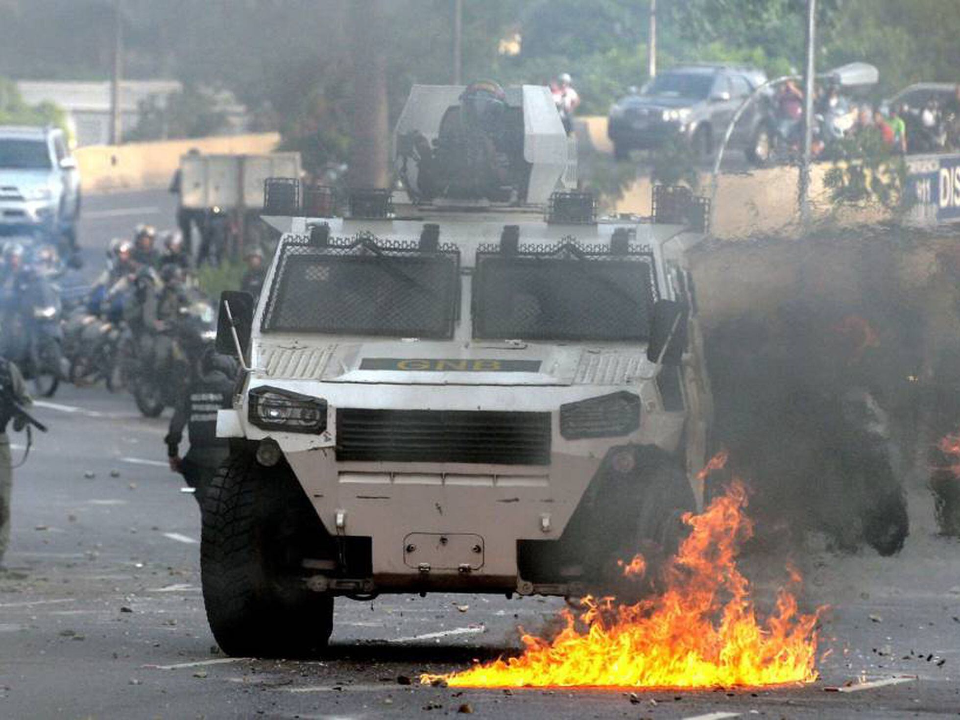 Militares venezuelanos jogam bombas em manifestantes na fronteira