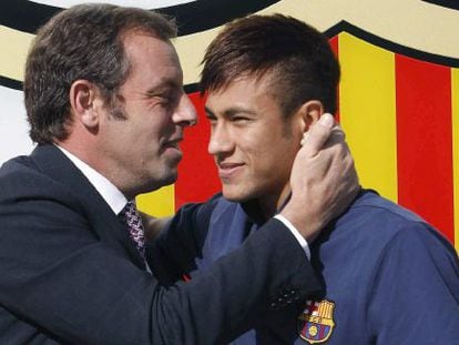 Foto de arquivo do presidente do Barcelona, Sandro Rosell, com o atacante Neymar, durante a apresentação do jogador.