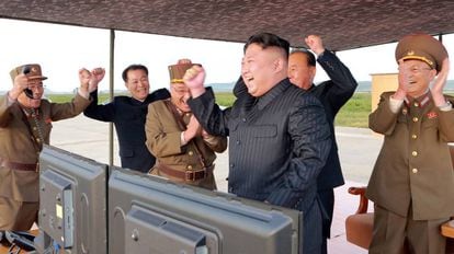 Kim Jong-un, o segundo a partir da direita, celebra depois de um teste de mísseis de longo alcance, em uma imagem divulgada em 16 de setembro de 2017