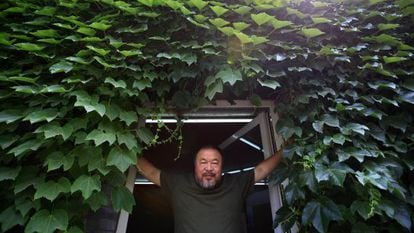 O artista chinês Ai Weiwei, na porta de seu estúdio em Pequim.