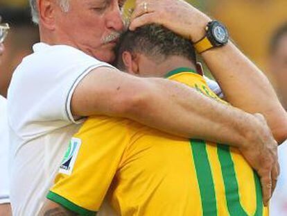Scolari abraça Neymar, que não pôde reprimir as lágrimas.