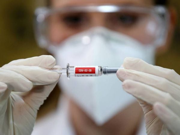 Una enfermera sostiene una vacuna experimental de Sinovac, en el hospital Sao Lucas, Brasil.