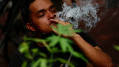 Um ativista do Plantón420 fuma um cigarro de maconha em protesto para exigir a regularização de seu consumo.