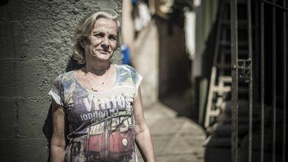 Maria Lúcia, 64, que precisou comprar uma caixa d'água para driblar as torneiras secas