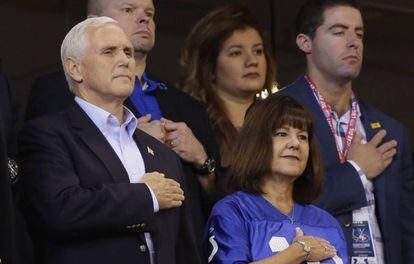 Pence e sua esposa no estádio dos Colts antes de irem embora.