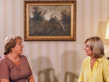 Bachelet e Matthei conversam no domingo após os resultados eleitorais.