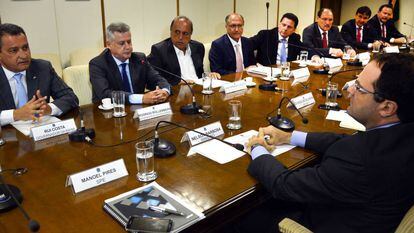 Governadores e o ministro Barbosa (dir.) em Brasília.