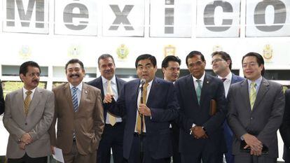 Senadores do PRD se manifestam contra a reforma energética de Peña Nieto.