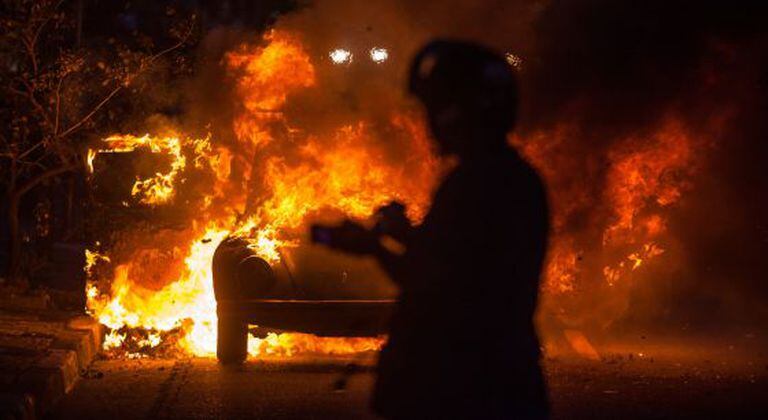 Carro incendiado durante protesto em São Paulo.
