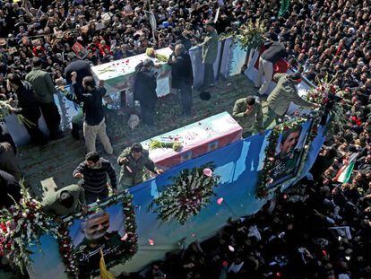 Centenas de pessoas se reúnem em torno de um veículo carregando o caixão do general iraniano Qasem Soleimani, nesta terça-feira.