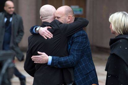 Jason Dunsford e Chris Unsworth, abusados sexualmente por Barry Bennell, se abraçam depois do julgamento.
