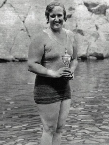 Clara Stauffer posa com um troféu de natação.
