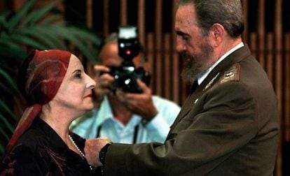 Fidel Castro condecora Alicia Alonso em 1998.