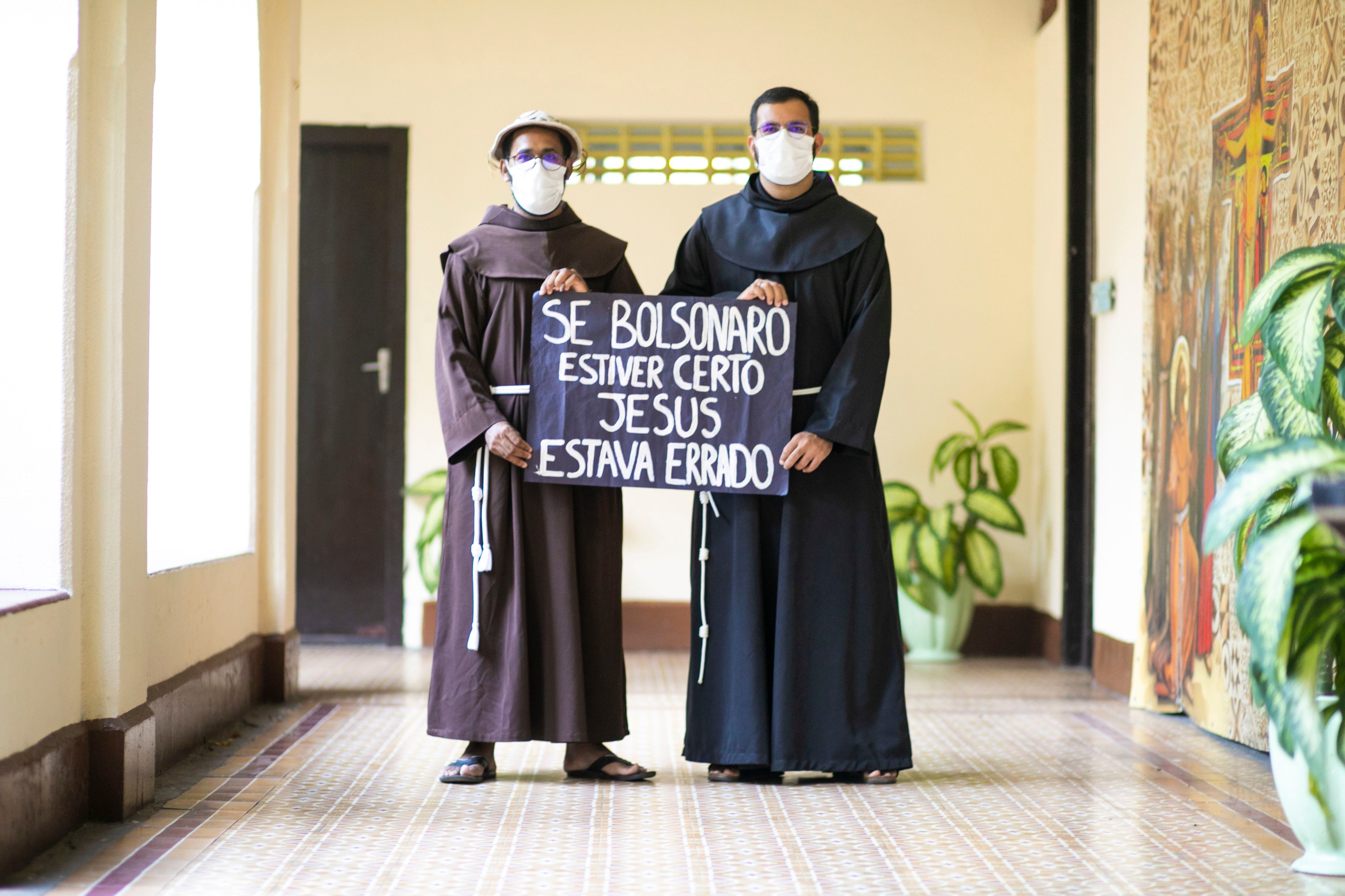 Freis Lorraine e José Hélio com um cartaz que ganharam em uma manifestação contra Bolsonaro.